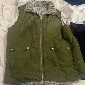 Reversible fleece/army green zip up vest size large